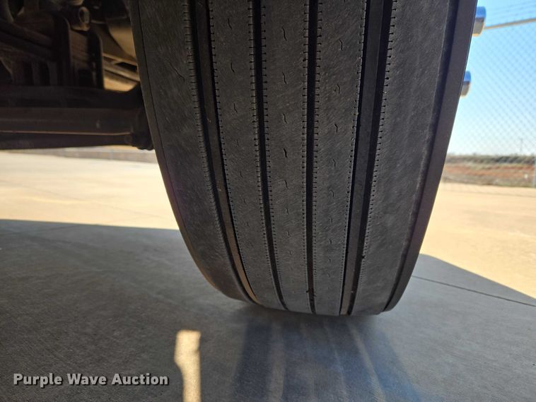 image for item ET1435 2005 Peterbilt 379 semi truck