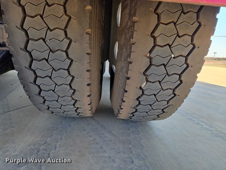 image for item ET1435 2005 Peterbilt 379 semi truck