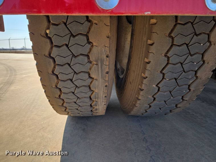 image for item ET1435 2005 Peterbilt 379 semi truck