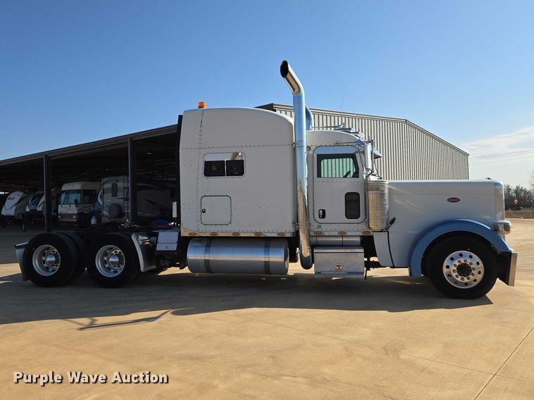 image for item ET1436 2008 Peterbilt 389 semi truck