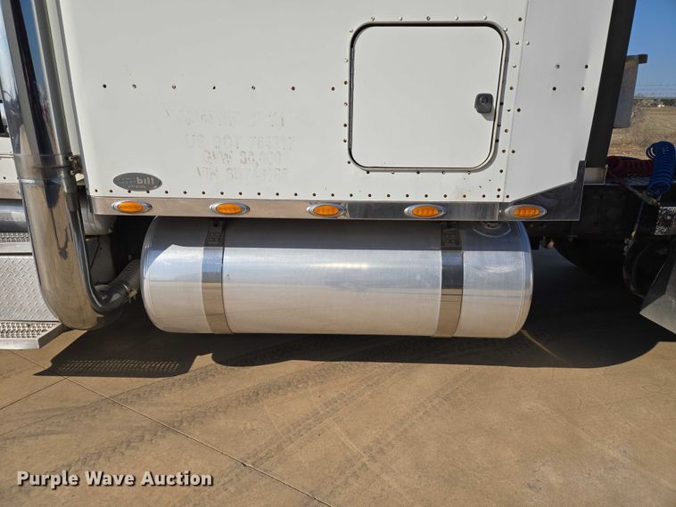 image for item ET1436 2008 Peterbilt 389 semi truck