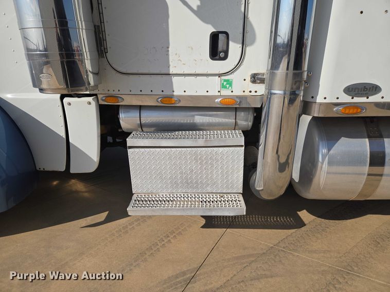 image for item ET1436 2008 Peterbilt 389 semi truck