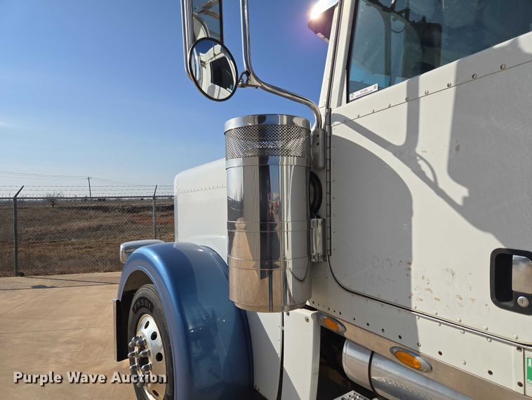 image for item ET1436 2008 Peterbilt 389 semi truck