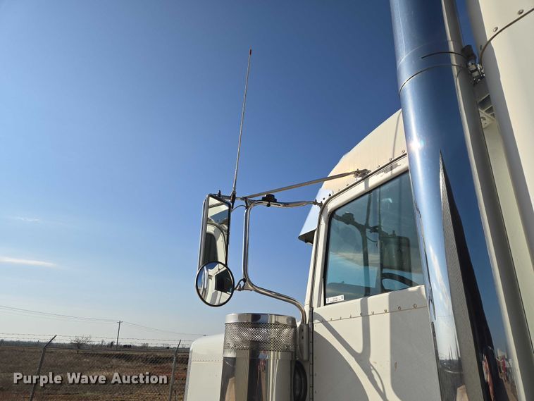 image for item ET1436 2008 Peterbilt 389 semi truck