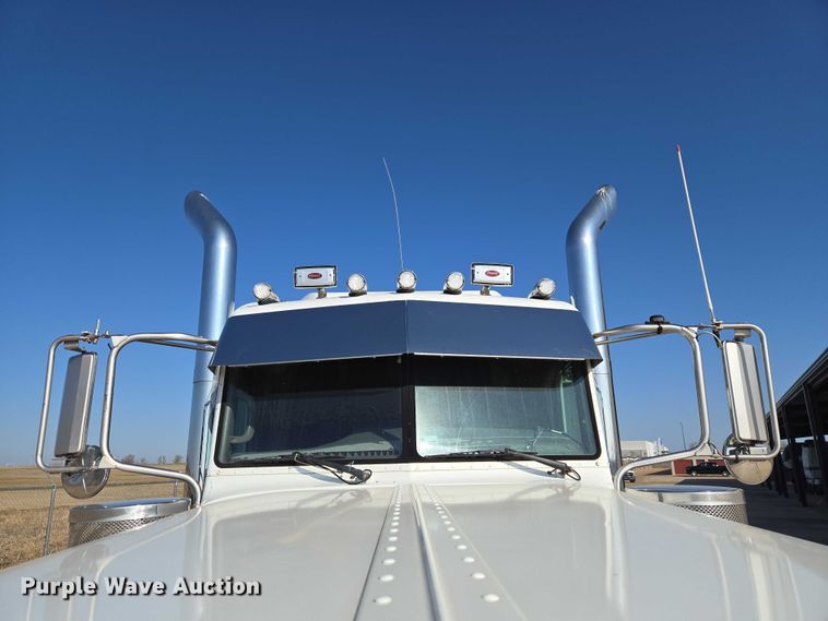 image for item ET1436 2008 Peterbilt 389 semi truck