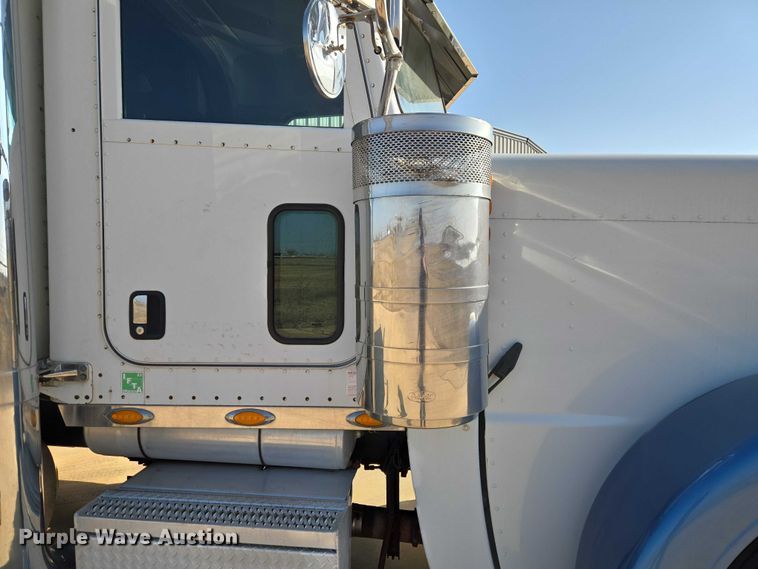 image for item ET1436 2008 Peterbilt 389 semi truck
