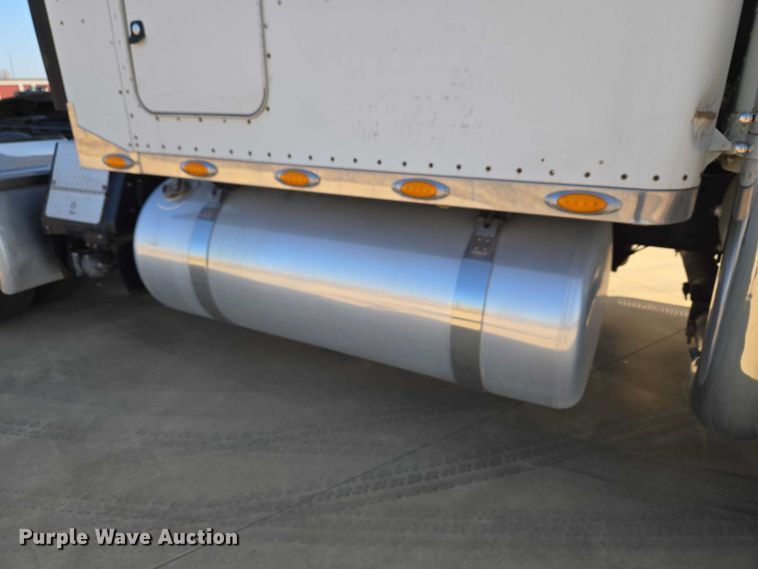 image for item ET1436 2008 Peterbilt 389 semi truck