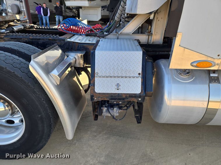 image for item ET1436 2008 Peterbilt 389 semi truck