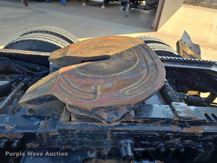 image for item ET1436 2008 Peterbilt 389 semi truck