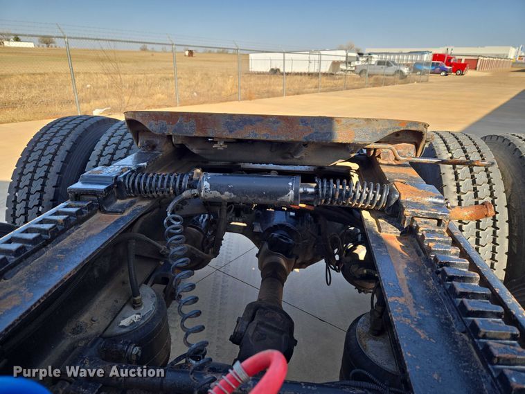 image for item ET1436 2008 Peterbilt 389 semi truck