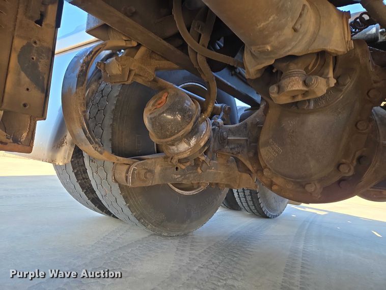 image for item ET1436 2008 Peterbilt 389 semi truck