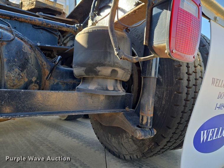 image for item ET1436 2008 Peterbilt 389 semi truck