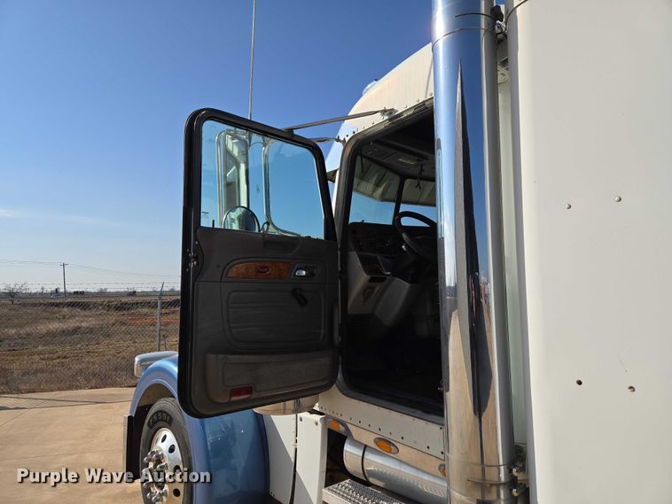 image for item ET1436 2008 Peterbilt 389 semi truck
