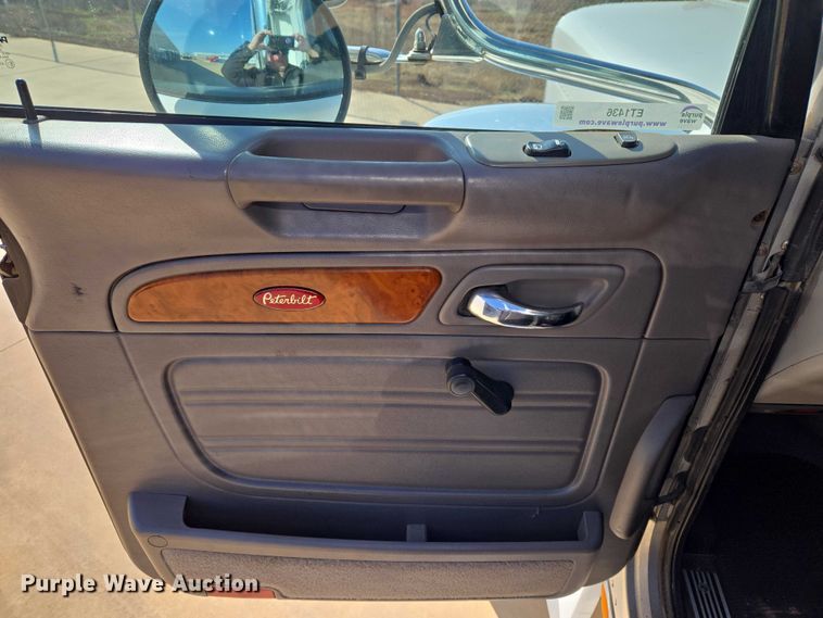 image for item ET1436 2008 Peterbilt 389 semi truck