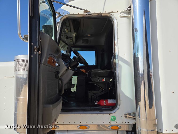 image for item ET1436 2008 Peterbilt 389 semi truck