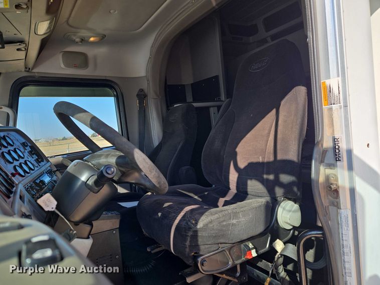image for item ET1436 2008 Peterbilt 389 semi truck