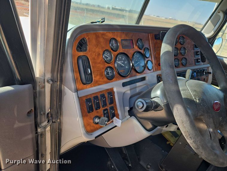 image for item ET1436 2008 Peterbilt 389 semi truck