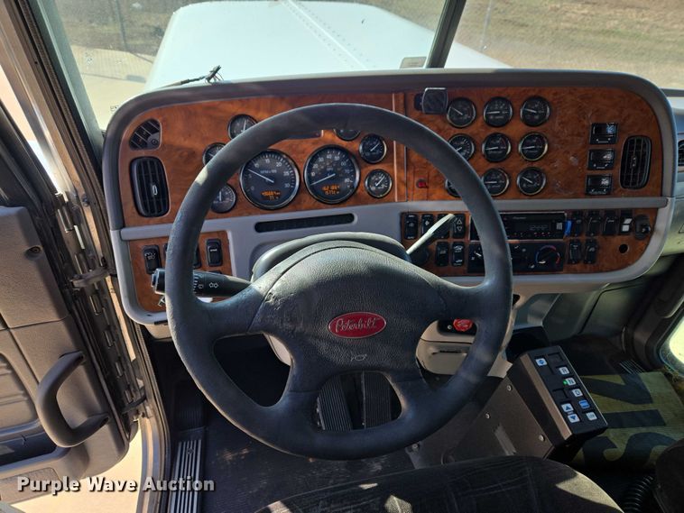 image for item ET1436 2008 Peterbilt 389 semi truck