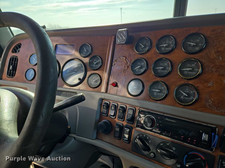 image for item ET1436 2008 Peterbilt 389 semi truck