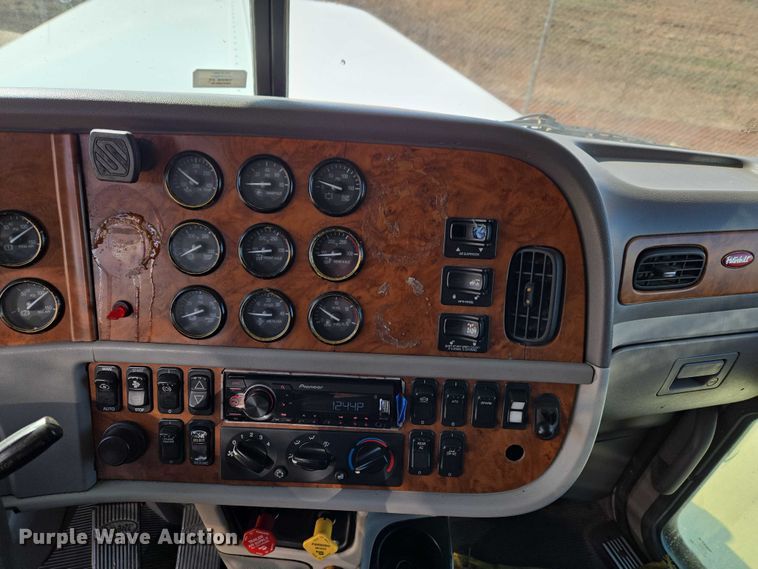 image for item ET1436 2008 Peterbilt 389 semi truck