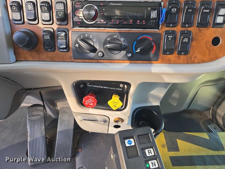 image for item ET1436 2008 Peterbilt 389 semi truck