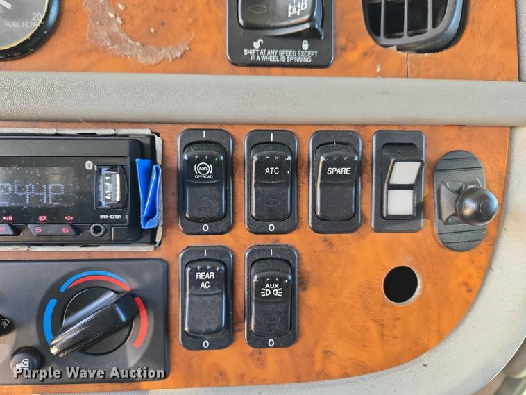 image for item ET1436 2008 Peterbilt 389 semi truck