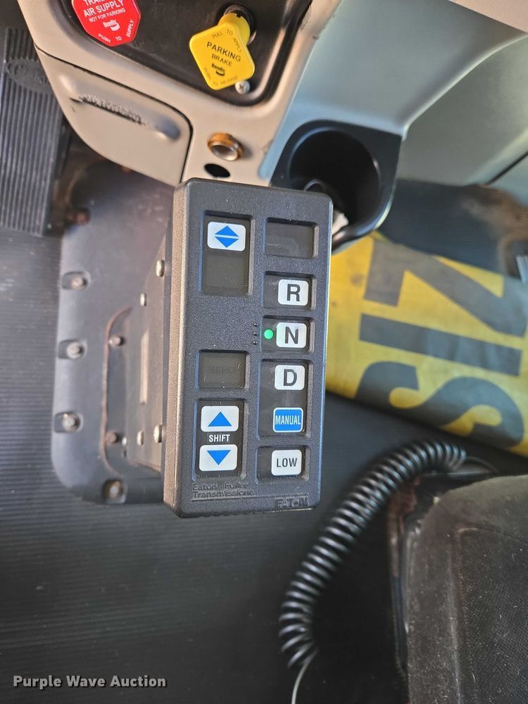 image for item ET1436 2008 Peterbilt 389 semi truck