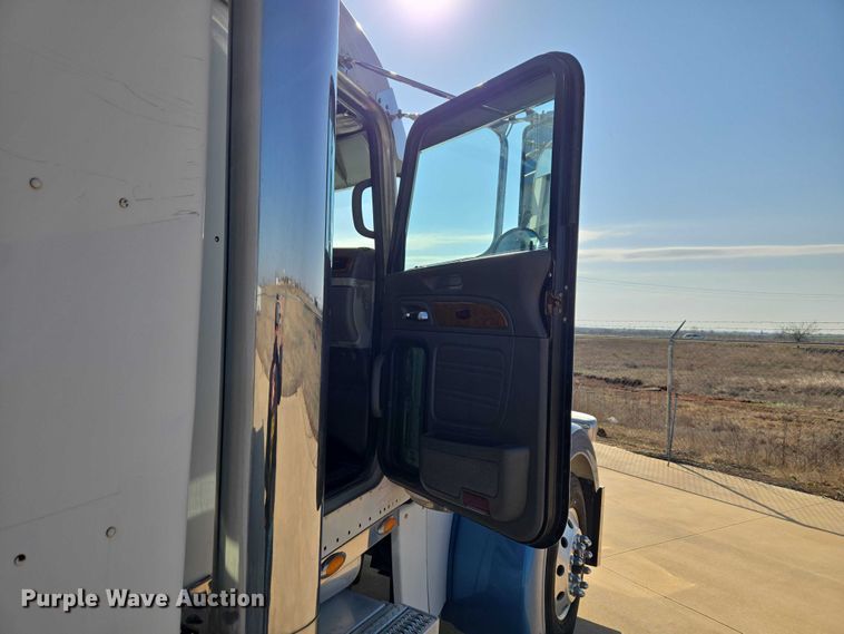 image for item ET1436 2008 Peterbilt 389 semi truck