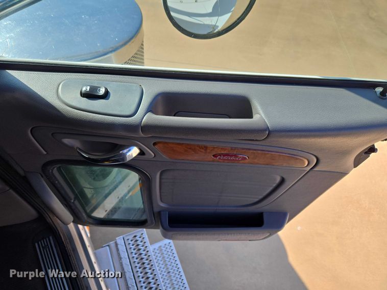 image for item ET1436 2008 Peterbilt 389 semi truck