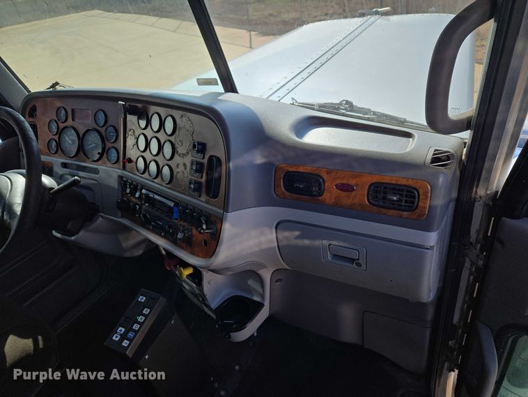 image for item ET1436 2008 Peterbilt 389 semi truck