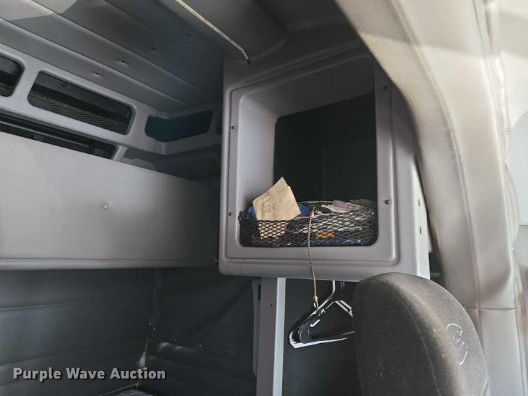 image for item ET1436 2008 Peterbilt 389 semi truck