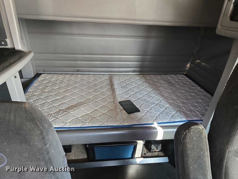 image for item ET1436 2008 Peterbilt 389 semi truck