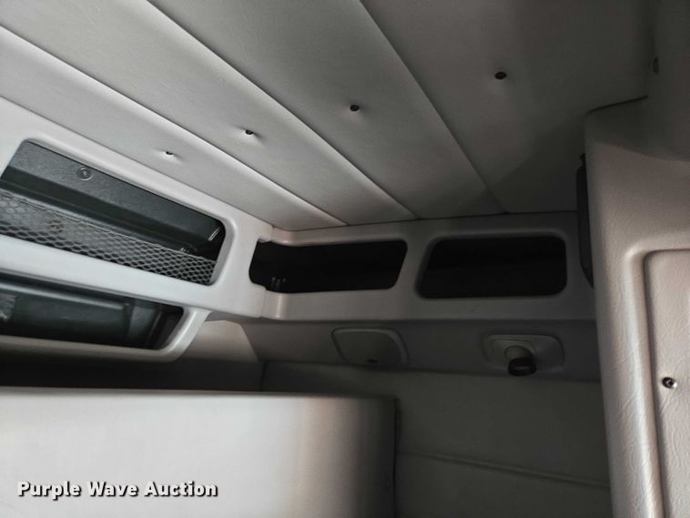 image for item ET1436 2008 Peterbilt 389 semi truck