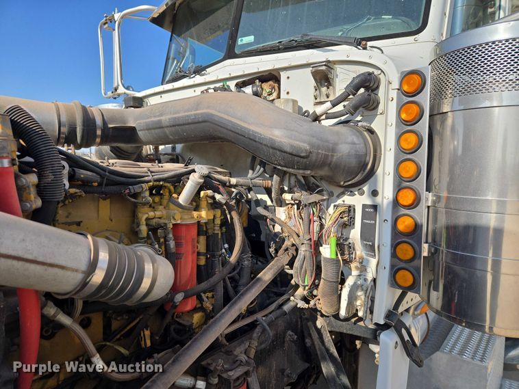 image for item ET1436 2008 Peterbilt 389 semi truck