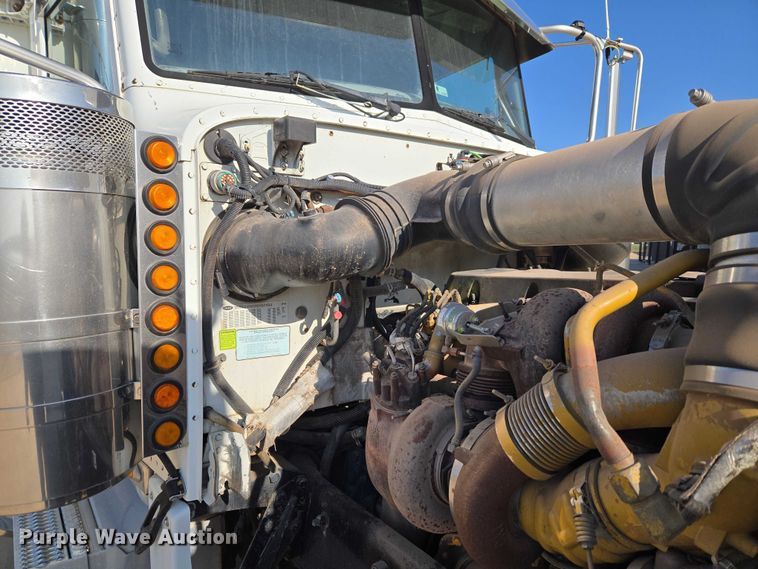 image for item ET1436 2008 Peterbilt 389 semi truck