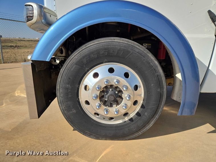 image for item ET1436 2008 Peterbilt 389 semi truck