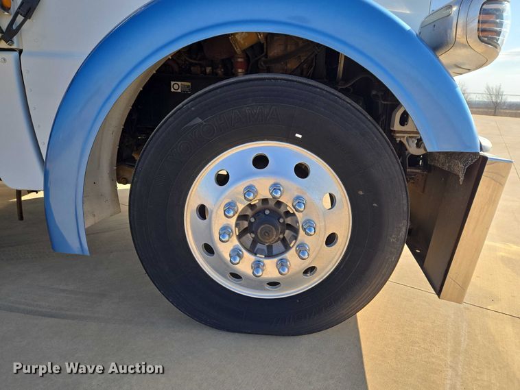 image for item ET1436 2008 Peterbilt 389 semi truck