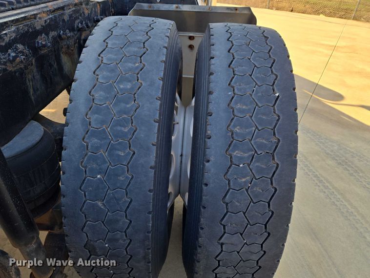 image for item ET1436 2008 Peterbilt 389 semi truck