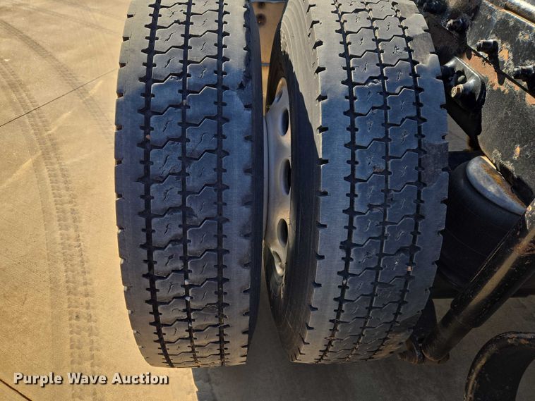 image for item ET1436 2008 Peterbilt 389 semi truck