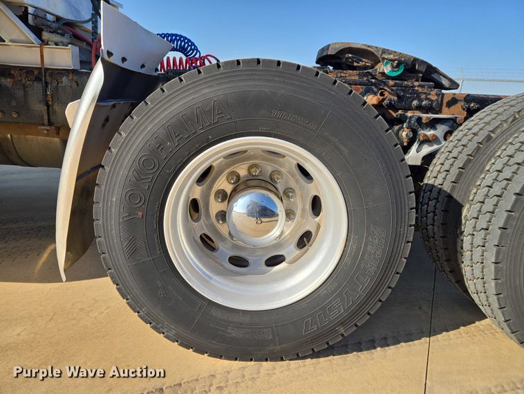 image for item ET1436 2008 Peterbilt 389 semi truck