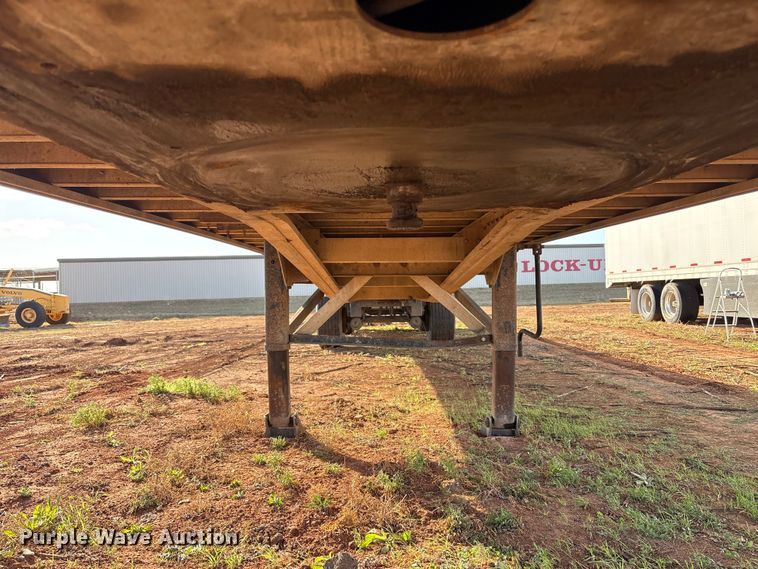 image for item ET1446 2002 Reitnouer flatbed trailer