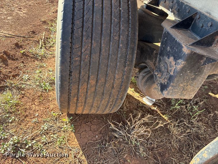 image for item ET1446 2002 Reitnouer flatbed trailer