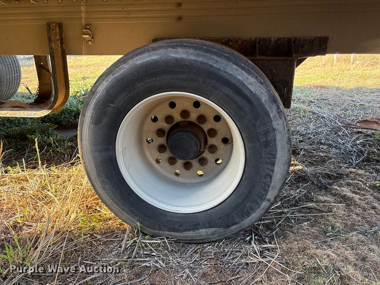 image for item ET1449 2002 Reitnouer side curtain trailer