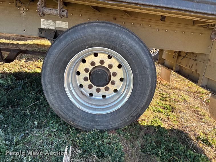 image for item ET1449 2002 Reitnouer side curtain trailer