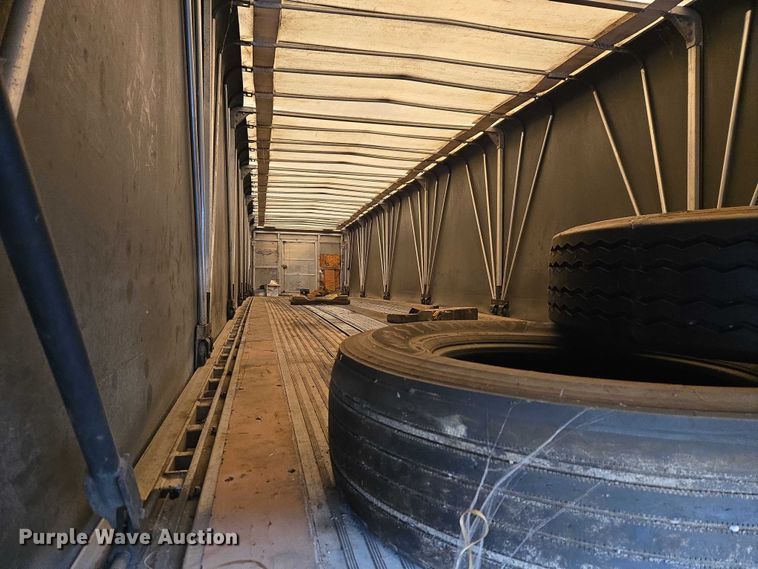 image for item ET1452 2007 Reitnouer side curtain trailer