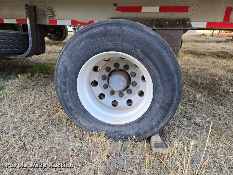 image for item ET1452 2007 Reitnouer side curtain trailer