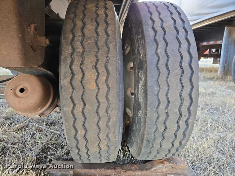 image for item ET1452 2007 Reitnouer side curtain trailer