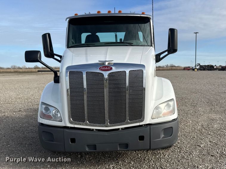 image for item ET1712 2020 Peterbilt 579 semi truck