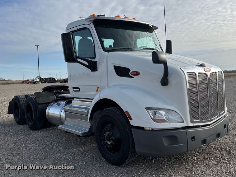 image for item ET1712 2020 Peterbilt 579 semi truck