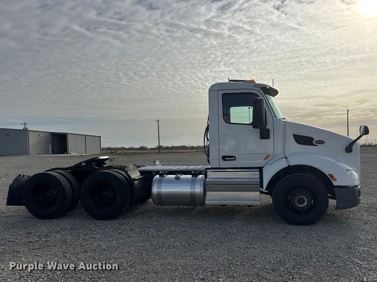 image for item ET1712 2020 Peterbilt 579 semi truck